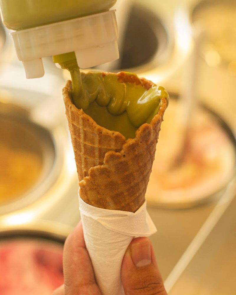 Casquinha artesanal sendo recheada com creme de pistache