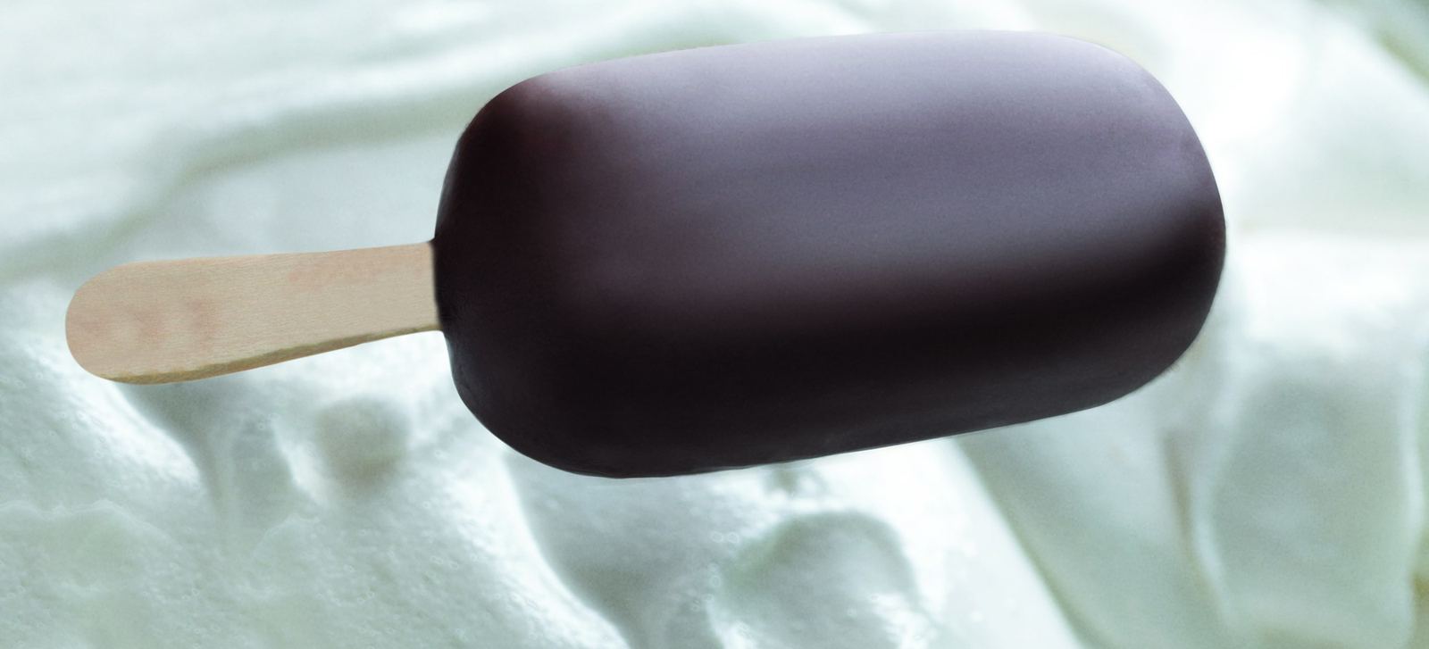 Stecco de chocolate meio amargo sobre gelato de creme