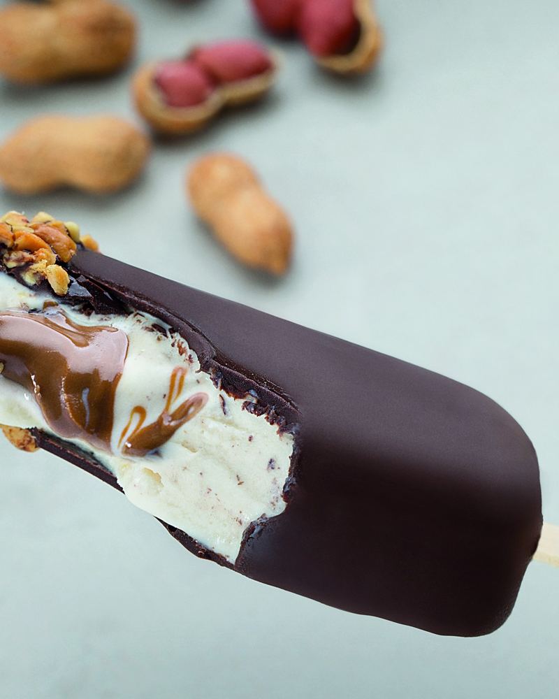 Stecco de chocolate mordido, recheado de doce de amendoim